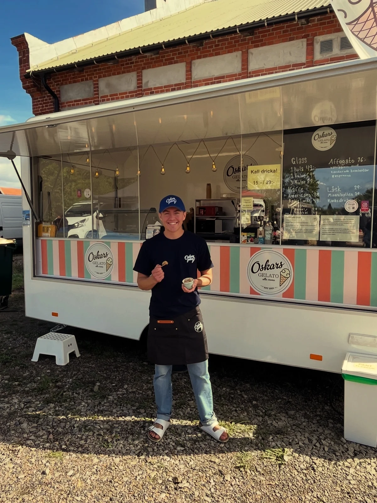 Oskar Edwall vid Oskars Gelatos glassvagn